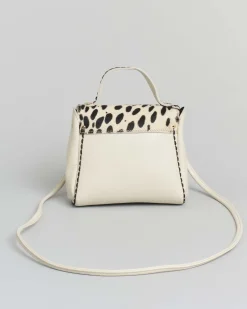 Mini bag Visonà bianca in pelle martellata con impunture e patta di chiusura in cavallino effetto dalmata