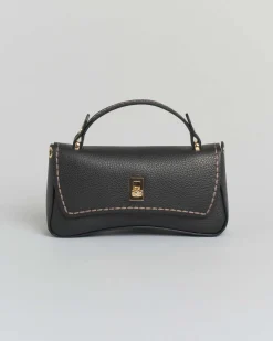 Mini bag Visonà nera dalla forma allungata in pelle martellata con impunture e patta di chiusura