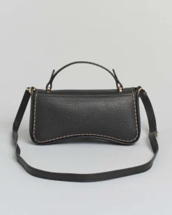 Mini bag Visonà nera dalla forma allungata in pelle martellata con impunture e patta di chiusura