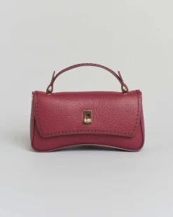 Mini bag Visonà rossa dalla forma allungata in pelle martellata con impunture e patta di chiusura