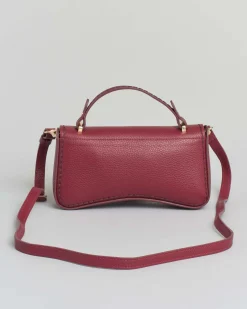 Mini bag Visonà rossa dalla forma allungata in pelle martellata con impunture e patta di chiusura