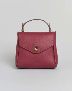 Mini bag Visonà rossa in pelle martellata con impunture e patta di chiusura