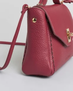 Mini bag Visonà rossa in pelle martellata con impunture e patta di chiusura