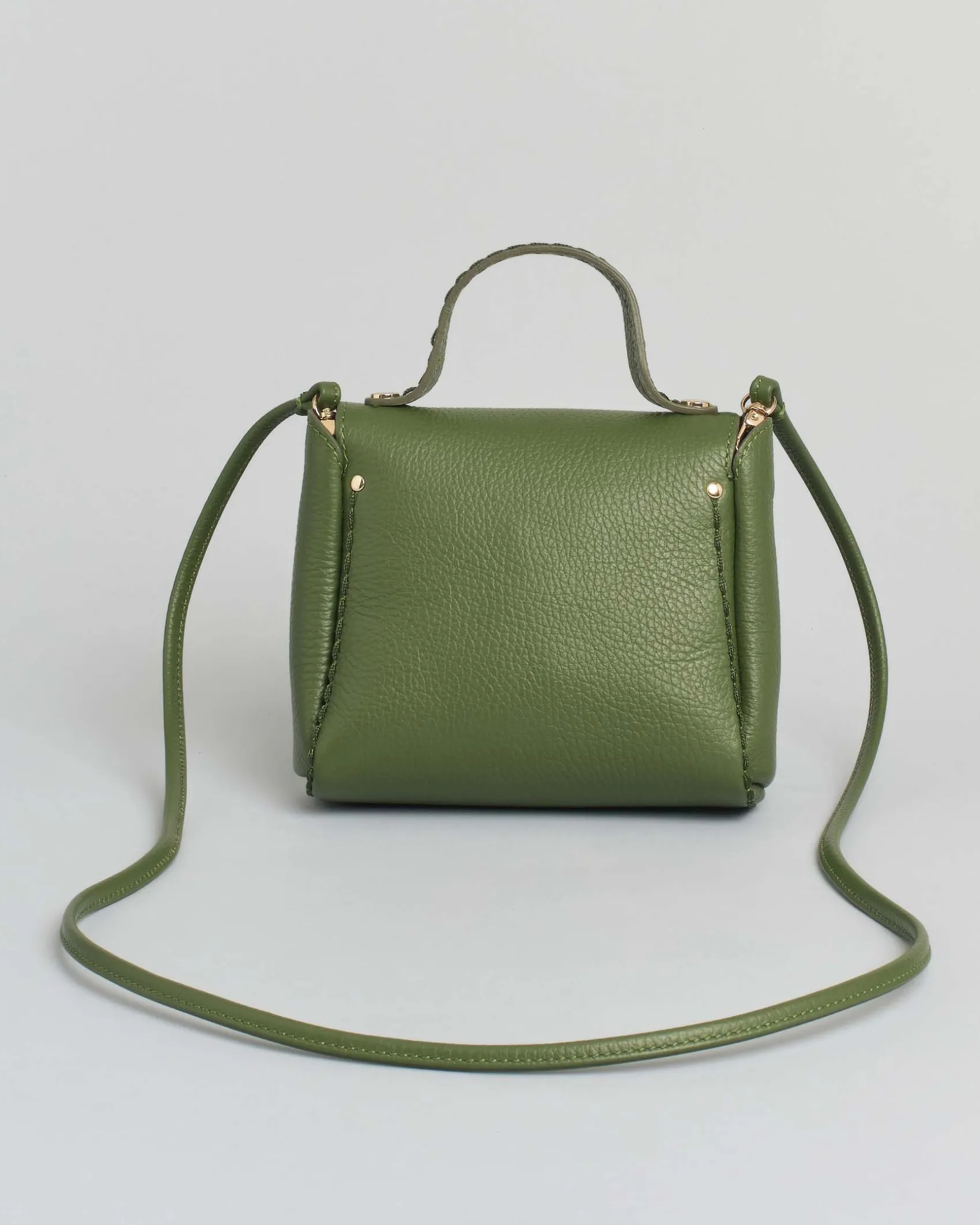 Mini bag Visonà verde in pelle martellata con impunture e patta di chiusura