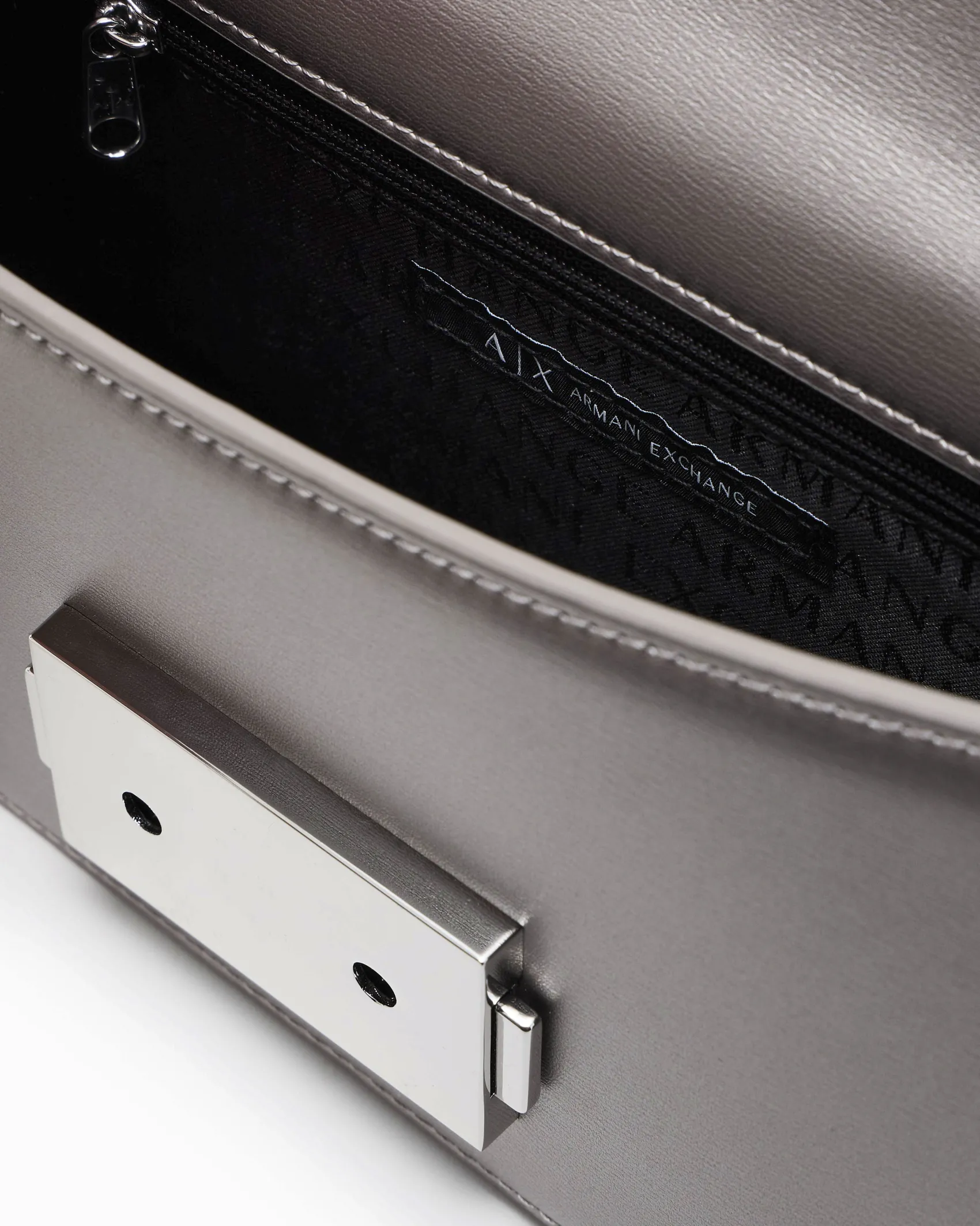 Mini borsa a tracolla Armani Exchange grigia in similpelle effetto metallizzato con catena metallica e fibbia logo