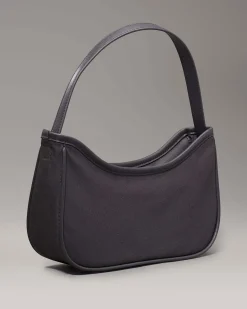 Mini borsa Calvin Klein nera a spalla in nylon con logo bianco