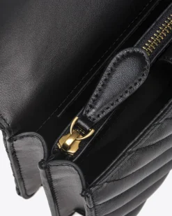 Mini Classic Bag Chevron in pelle nera con fibbia Love Birds dorata e tracolla a catena regolabile