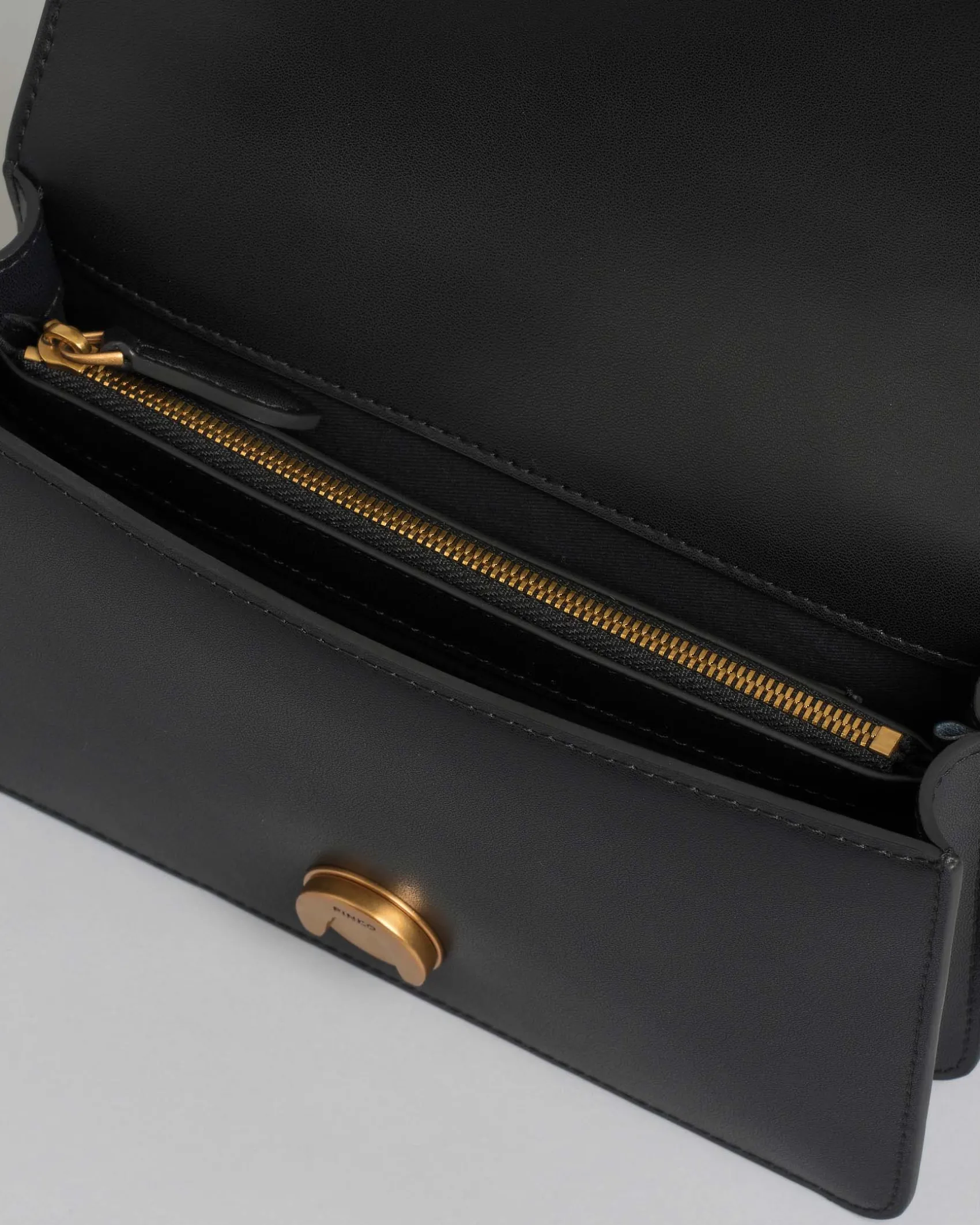 Mini Classic Love Bag One nera in pelle liscia con fibbia Love Birds dorata e tracolla a catena rimovibile