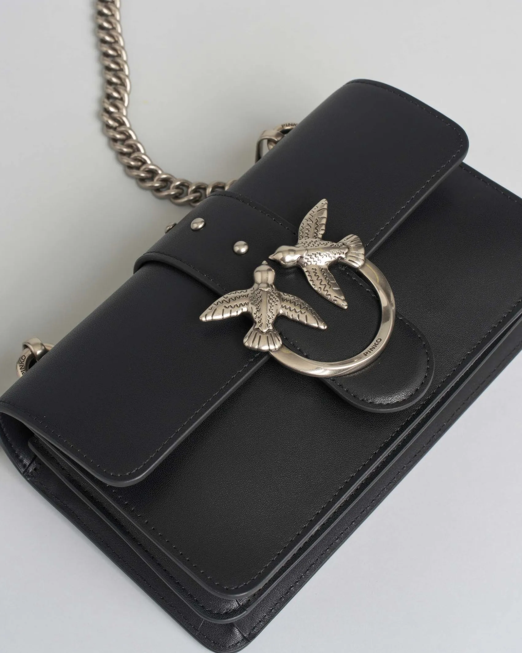 Mini Classic Love Bag One color nera in pelle liscia con fibbia Love Birds argento e tracolla a catena rimovibile