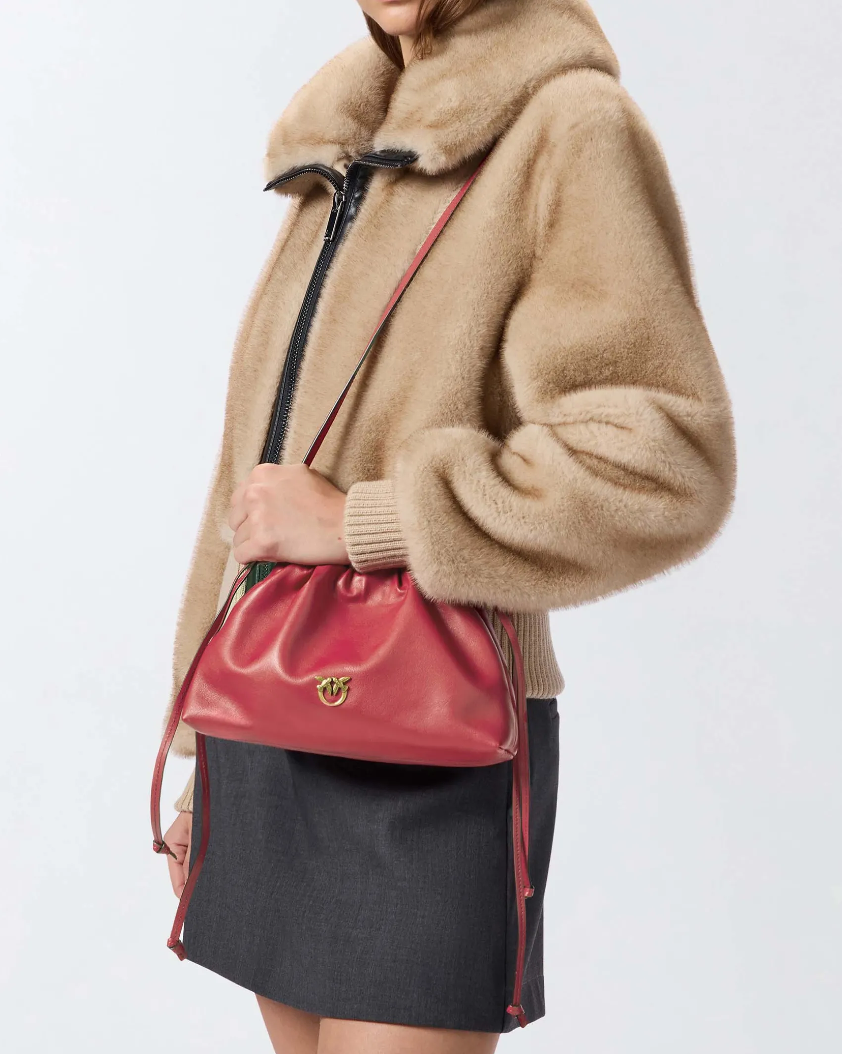 Mini sacchetto rosso Pinko in pelle con chiusura arricciata con doppia tracolla a coulisse