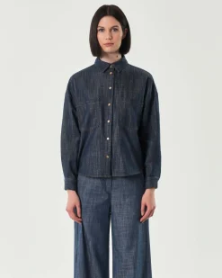 Overshirt blu in denim di cotone con doppia tasca sul petto