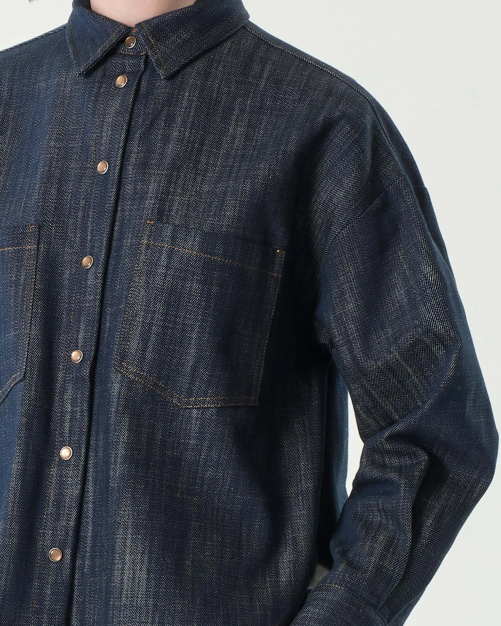 Overshirt blu in denim di cotone con doppia tasca sul petto