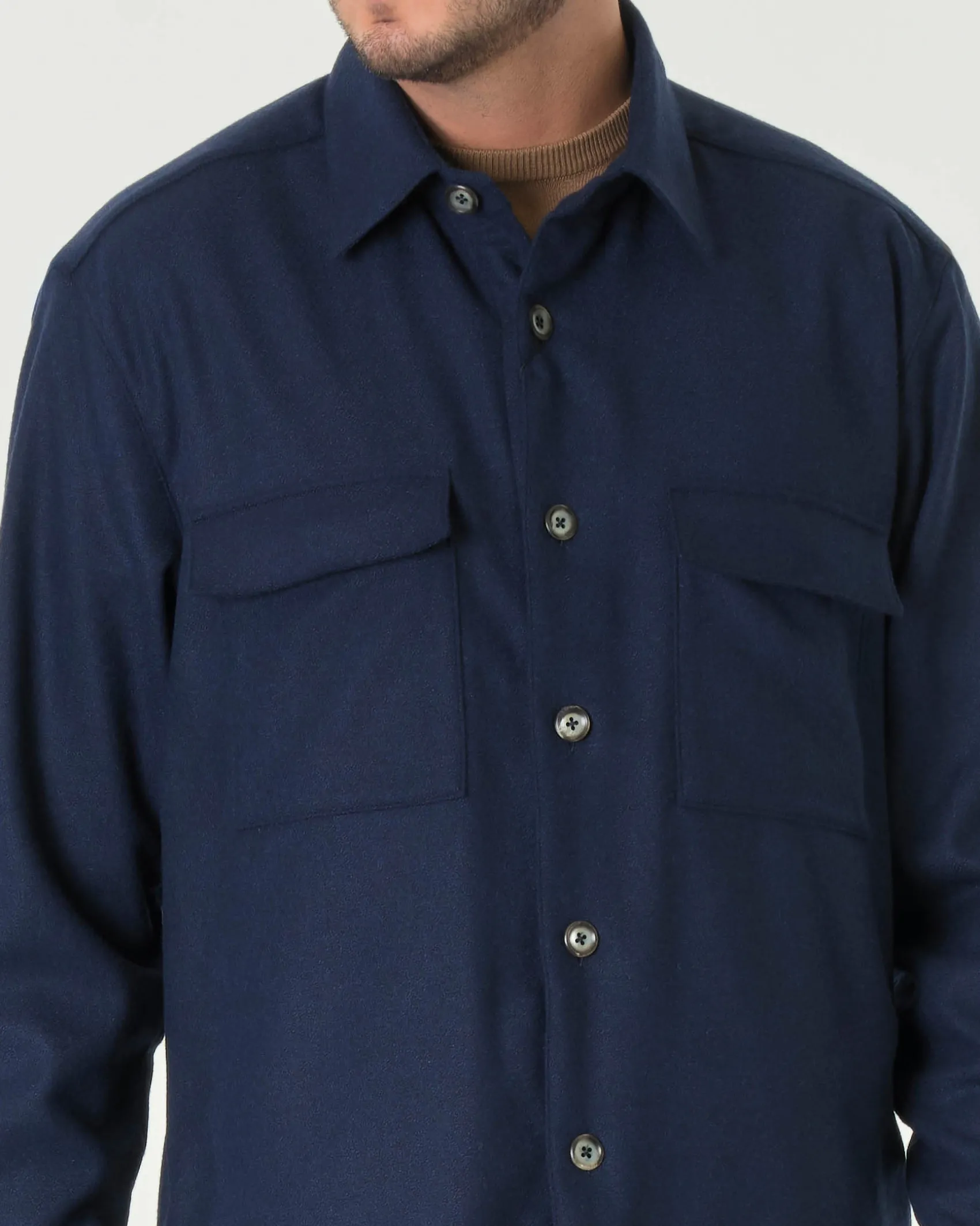 Overshirt Xacus blu in flanella di misto lana stretch con tasconi applicati sul petto