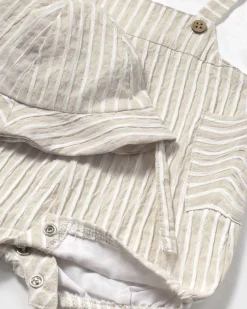 Pagliaccetto a salopette con cappellino abbinato in fantasia a righe bianche e beige