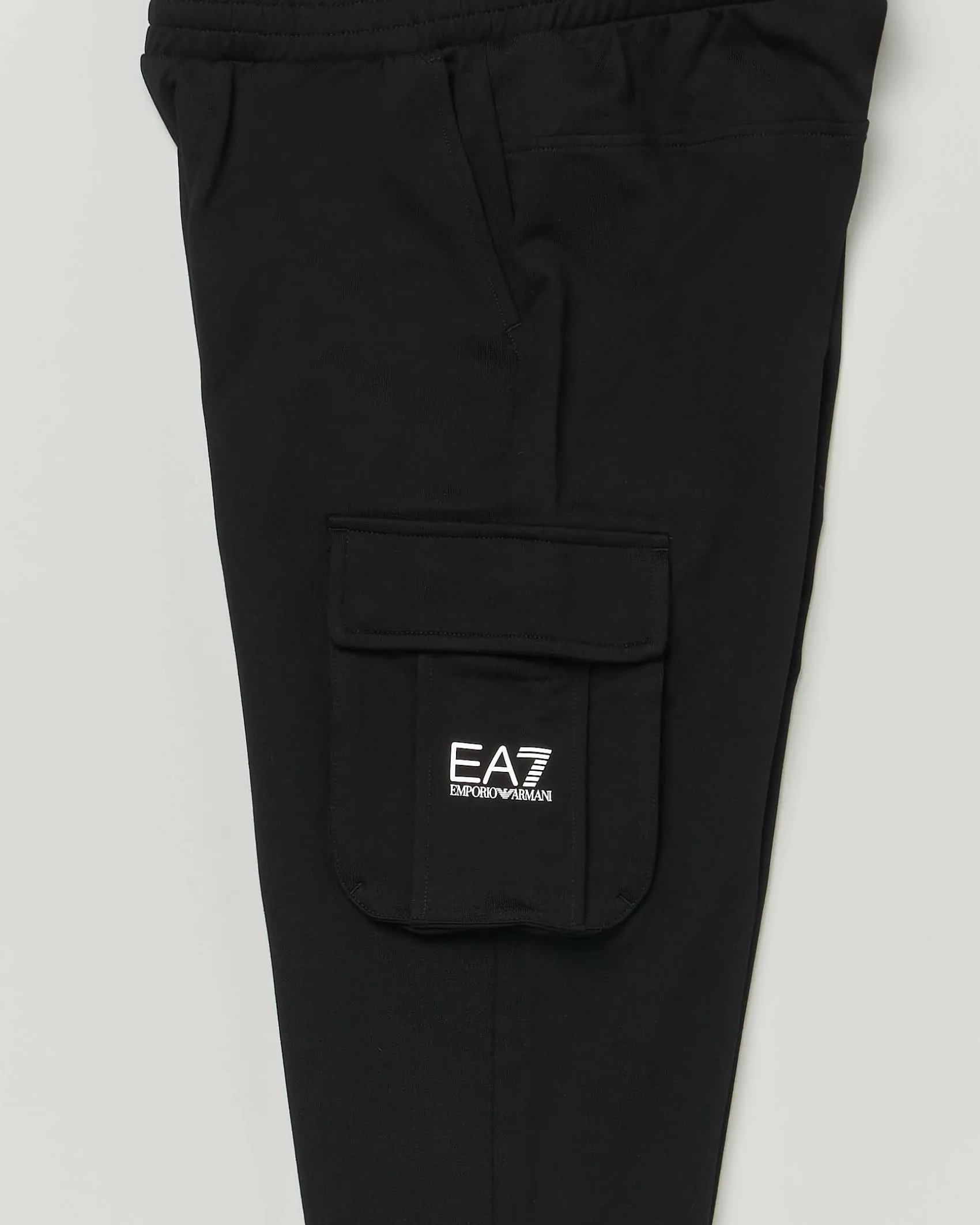 Pantalone cargo EA7 nero in felpa di puro cotone