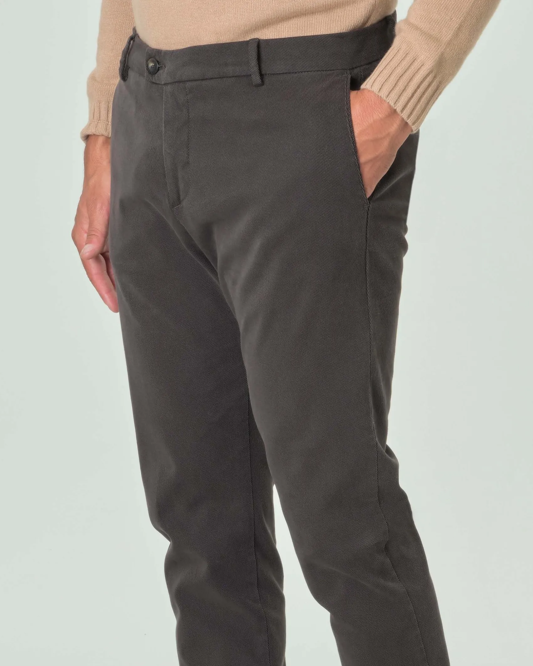 Pantalone chino Ashki.i antracite in tessuto diagonale di misto cotone e modal stretch