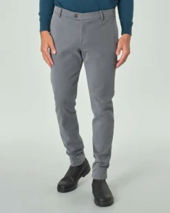 Pantalone chino Ashki.i grigio in tessuto diagonale di misto cotone e modal stretch