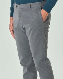Pantalone chino Ashki.i grigio in tessuto diagonale di misto cotone e modal stretch