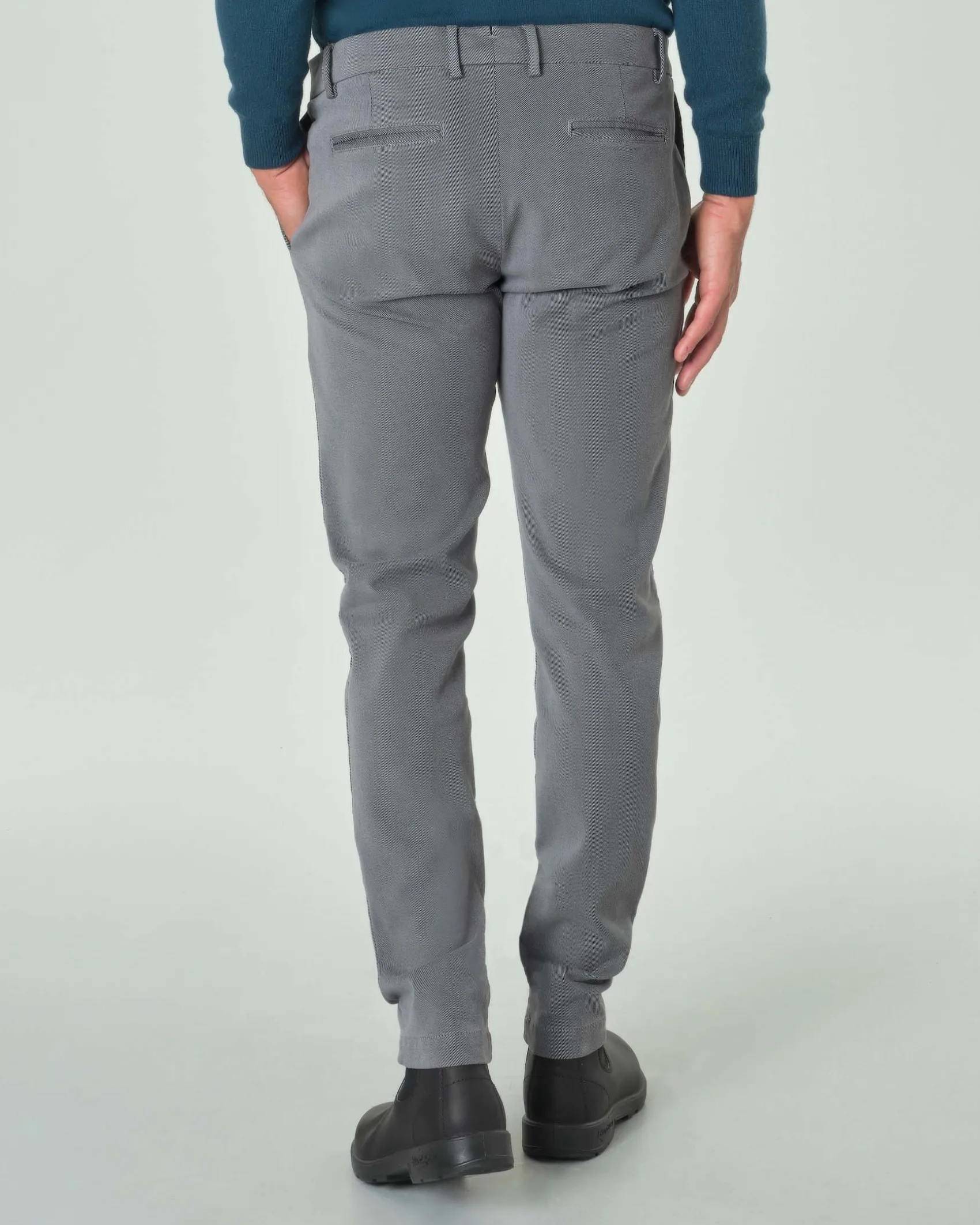 Pantalone chino Ashki.i grigio in tessuto diagonale di misto cotone e modal stretch