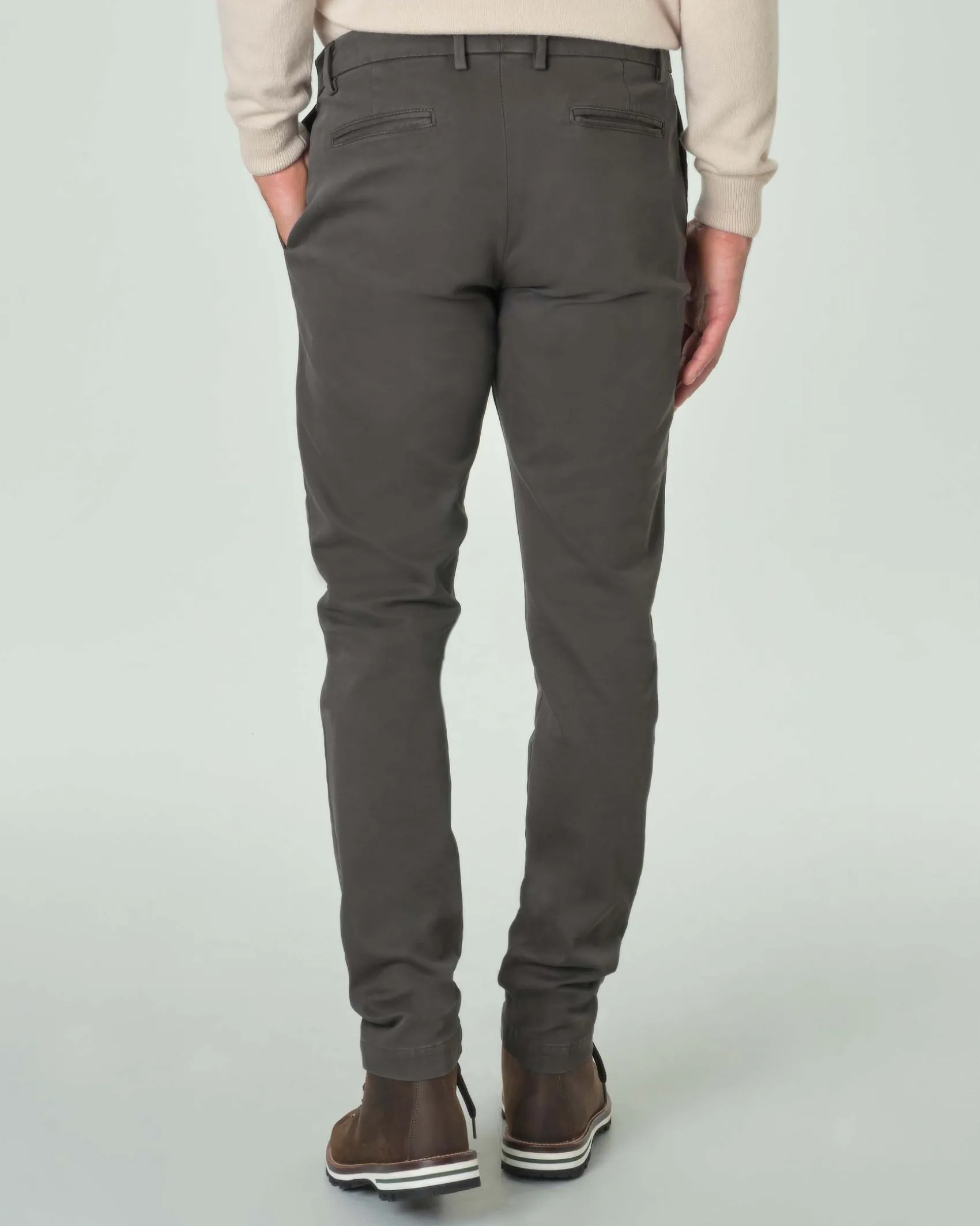Pantalone chino Ashki.i marrone in tricotina di cotone stretch