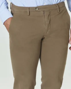 Pantalone chino Michael Coal Brad color fango in gabardina di cotone stretch