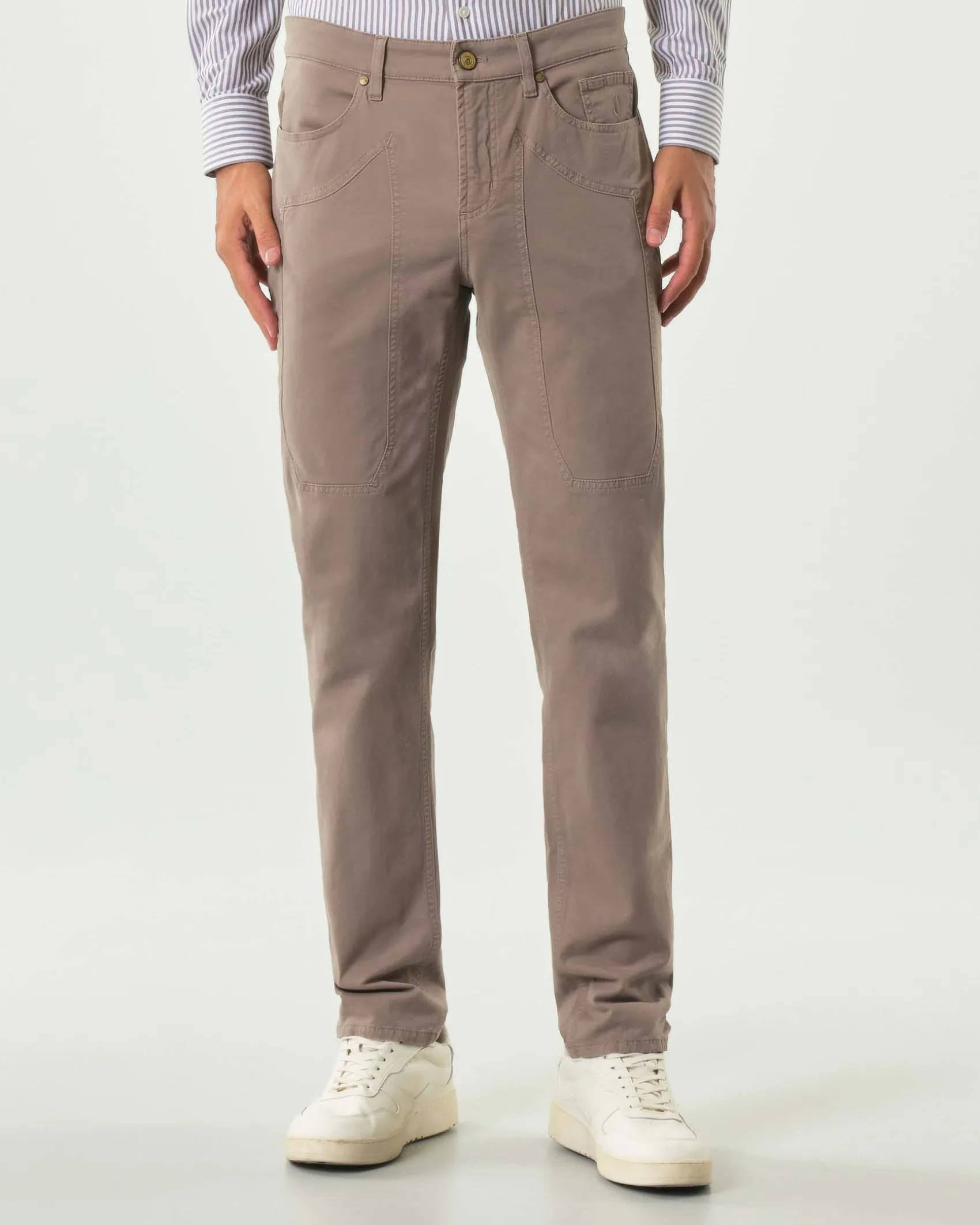 Pantalone cinque tasche Jeckerson color fango modello John in gabardina di cotone stretch con toppa