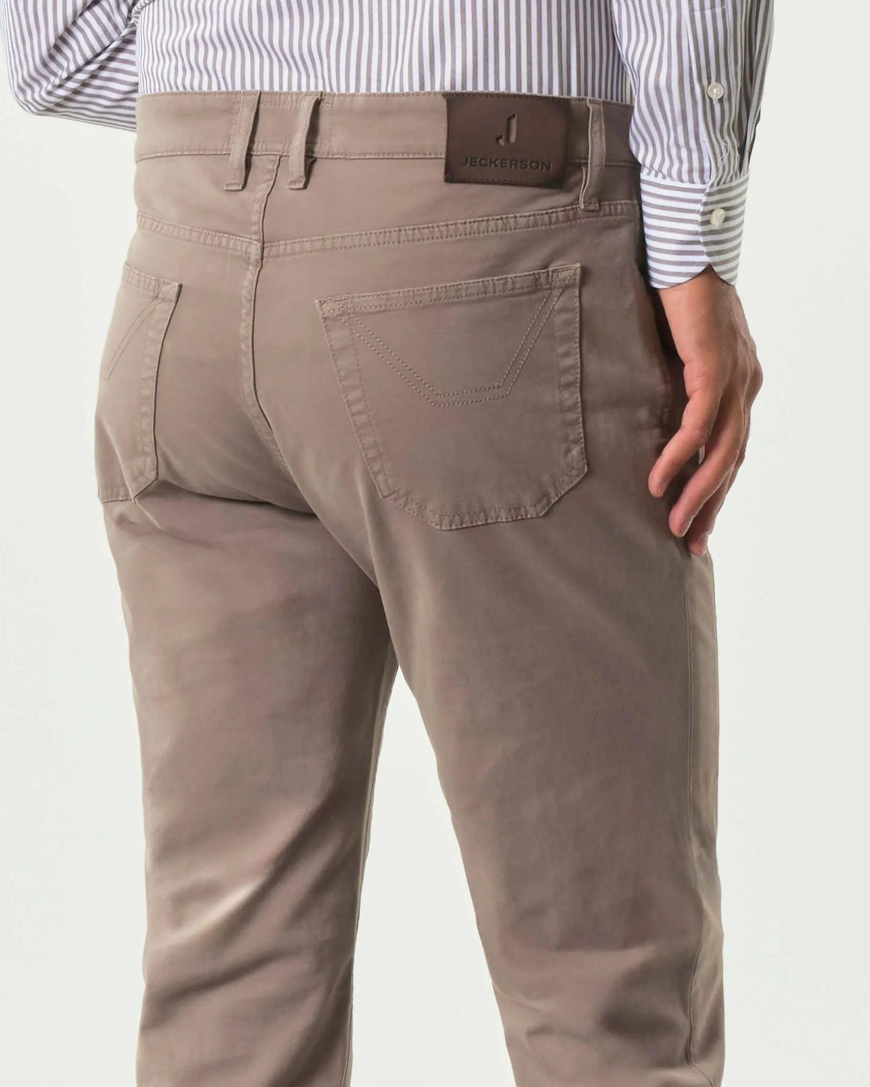 Pantalone cinque tasche Jeckerson color fango modello John in gabardina di cotone stretch con toppa