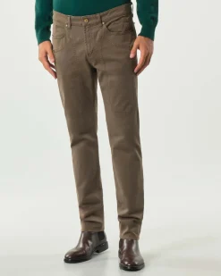 Pantalone cinque tasche Jeckerson marrone modello John in gabardina di cotone stretch con toppa