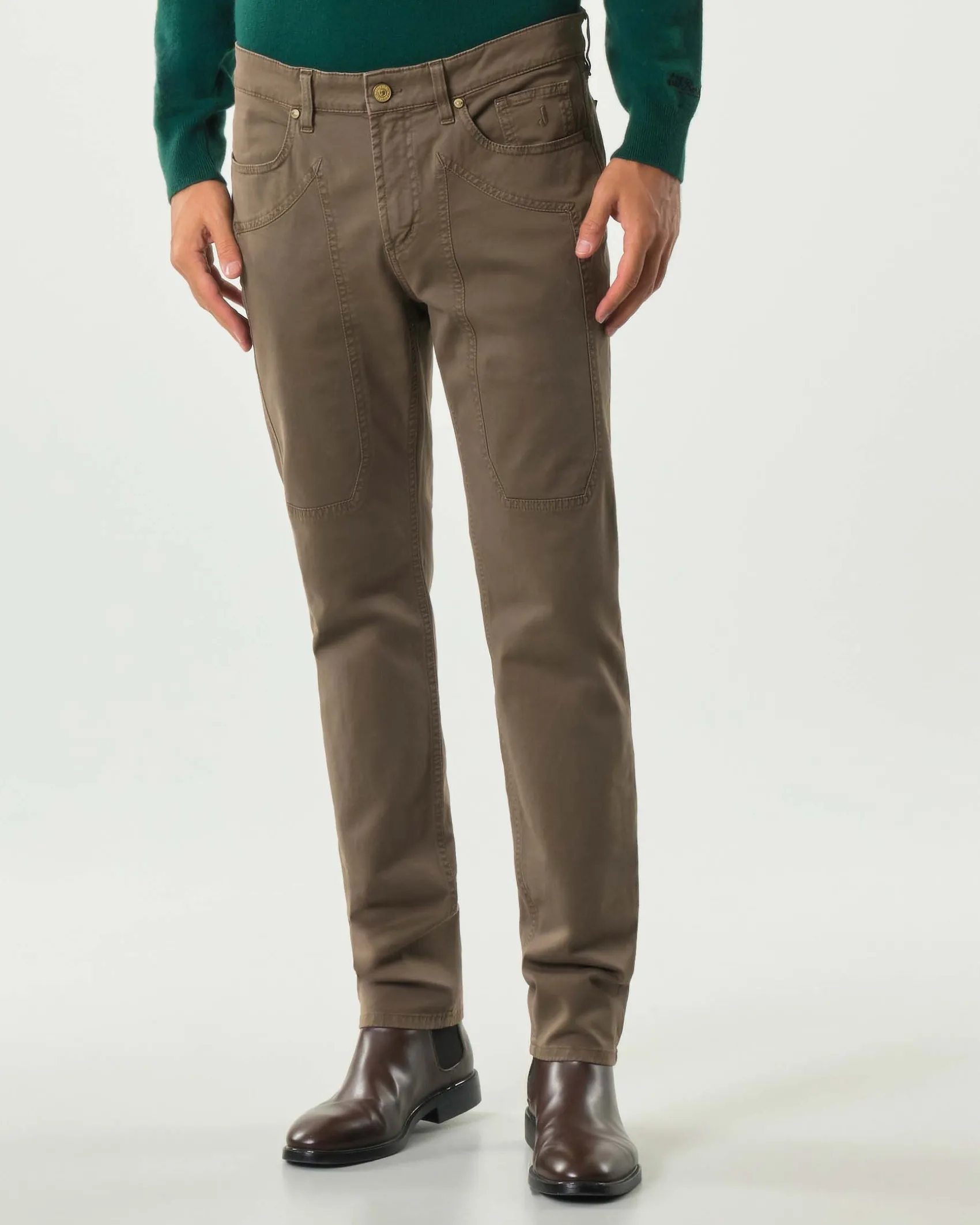 Pantalone cinque tasche Jeckerson marrone modello John in gabardina di cotone stretch con toppa