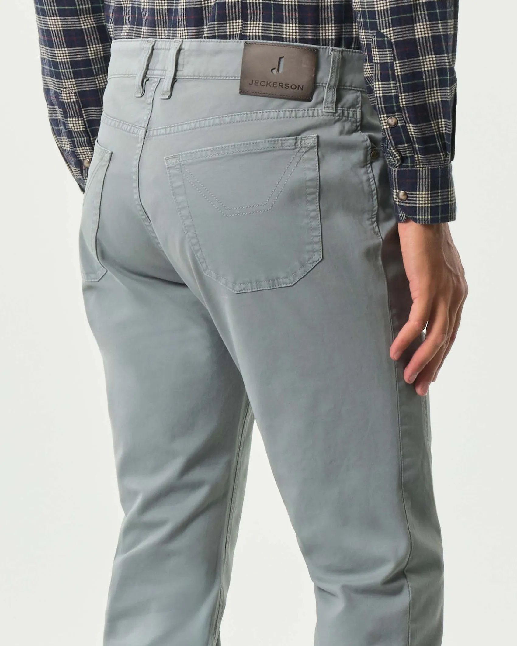 Pantalone cinque tasche Jeckerson grigio modello John in gabardina di cotone stretch con toppa
