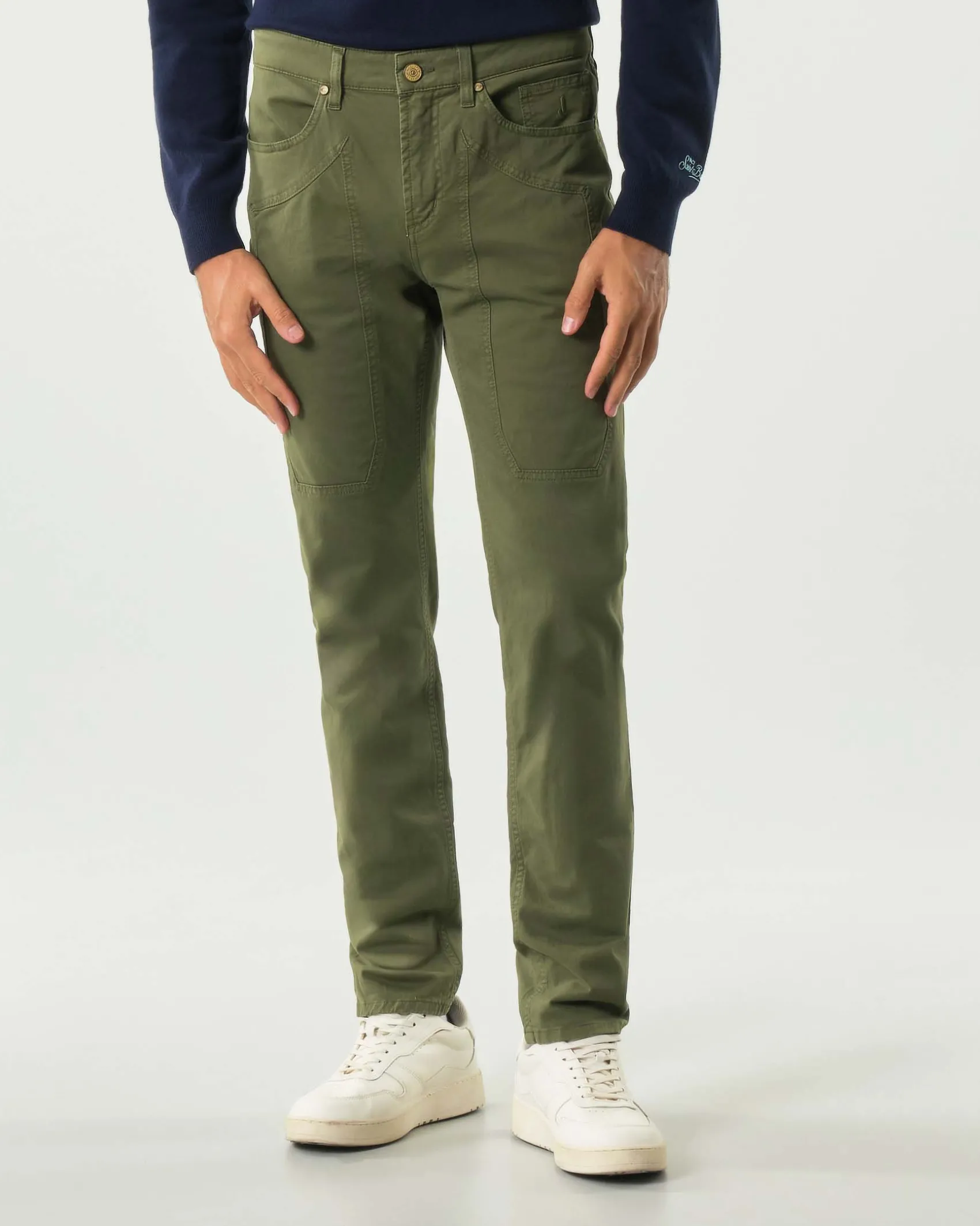 Pantalone cinque tasche Jeckerson verde militare modello John in gabardina di cotone stretch con toppa