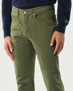 Pantalone cinque tasche Jeckerson verde militare modello John in gabardina di cotone stretch con toppa
