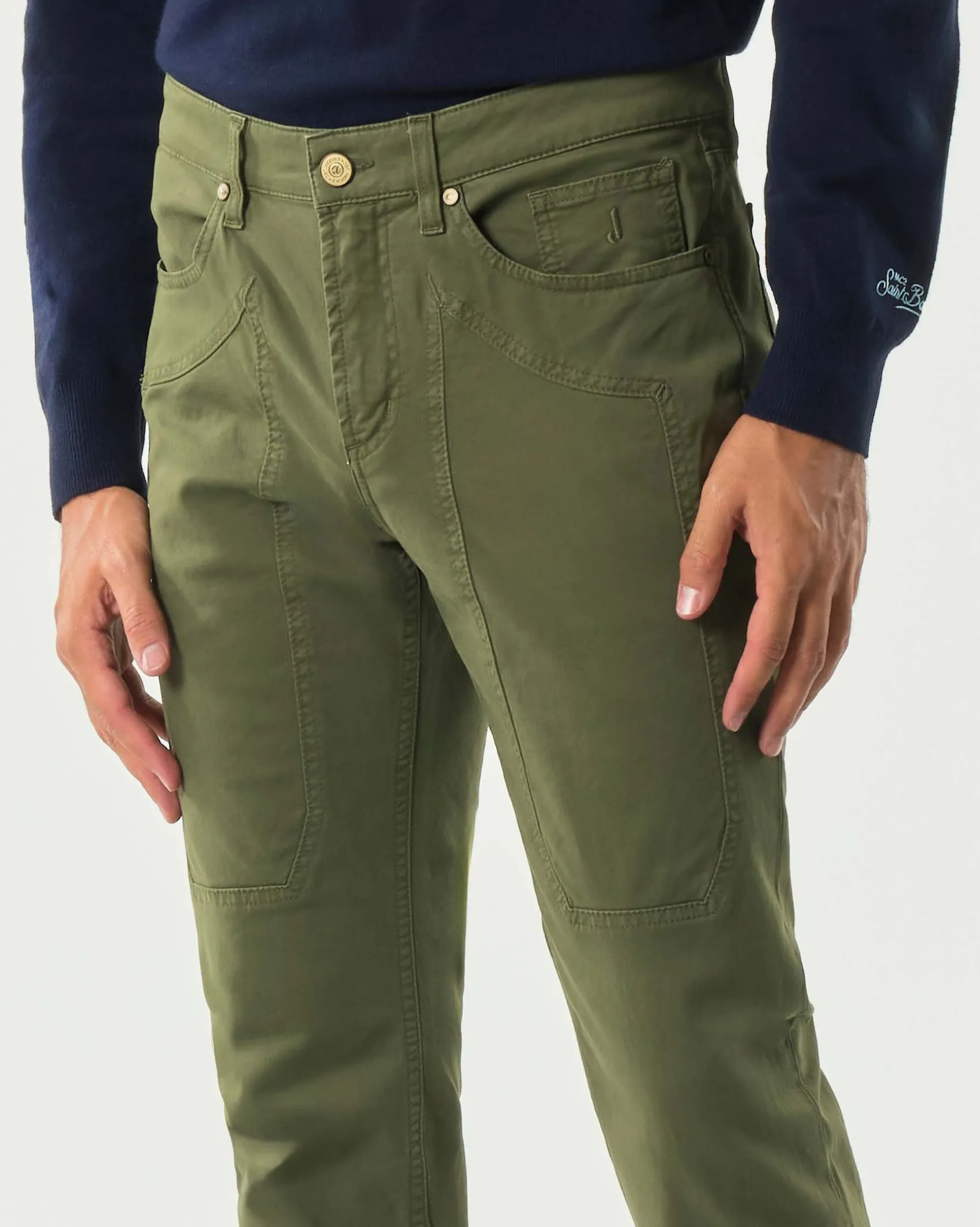 Pantalone cinque tasche Jeckerson verde militare modello John in gabardina di cotone stretch con toppa