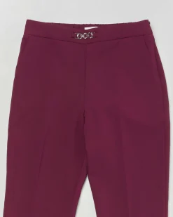 Pantalone Kocca bordeaux in crêpe con catena gioiello