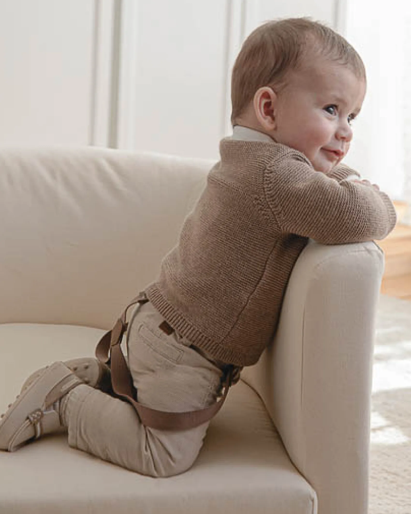 Pantalone Mayoral beige in cotone stretch con bretelle
