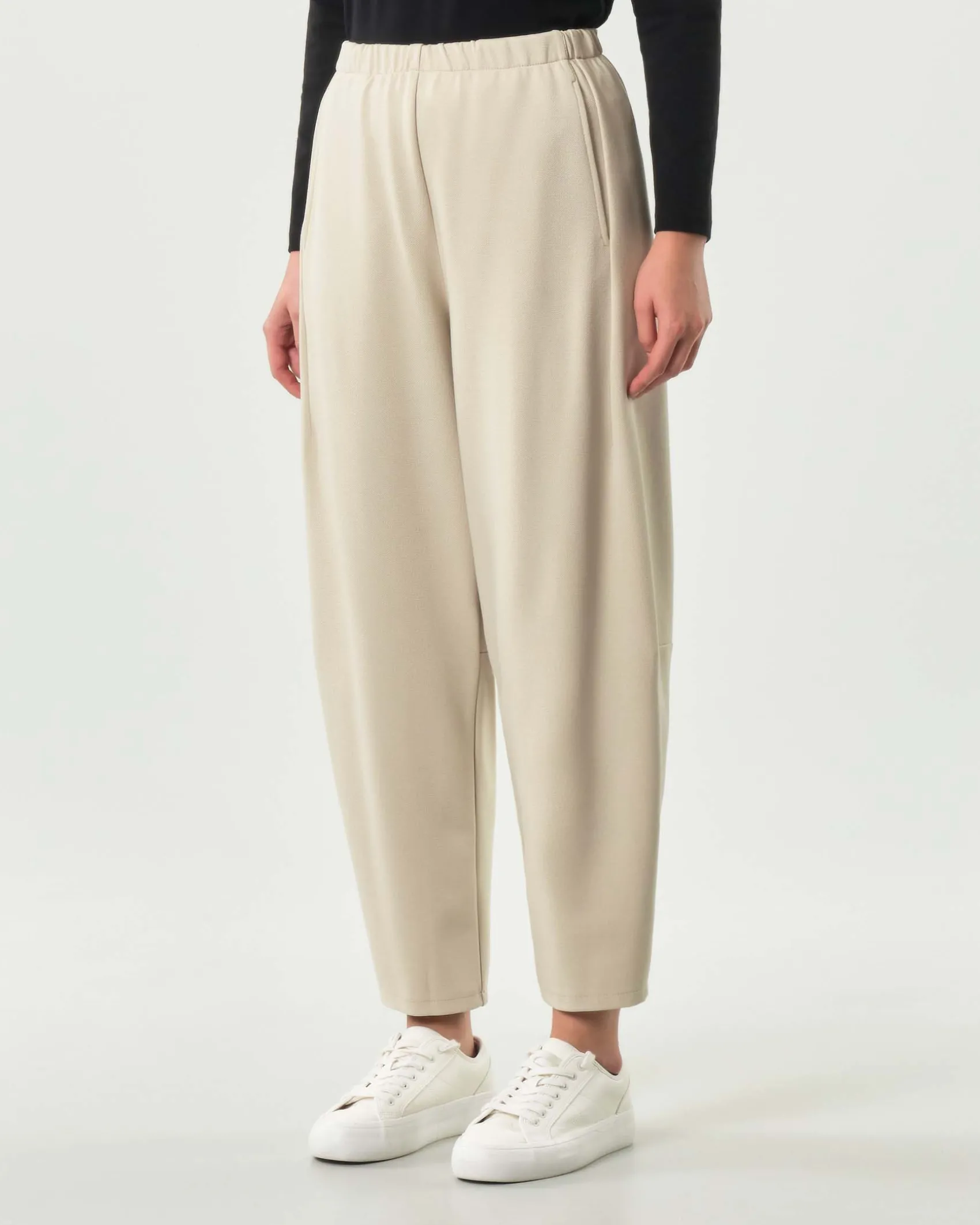 Pantaloni a pallocino Jurerê color gesso in tricot di misto viscosa stretch con elastico inserito in vita