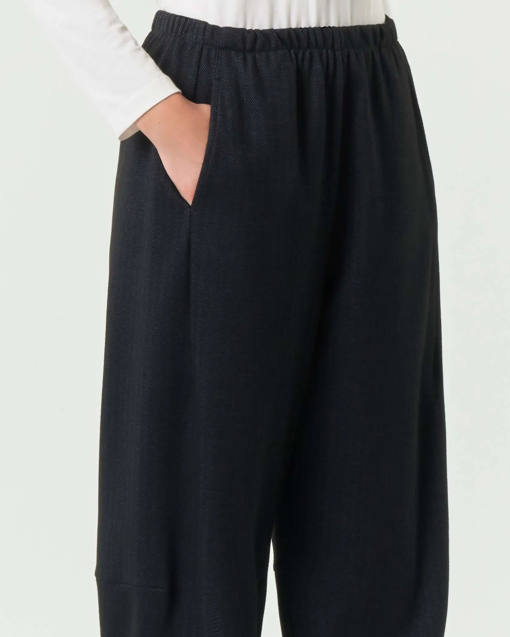 Pantaloni a pallocino Jurerê grigio antracite in misto viscosa stretch a motivo spinato con elastico inserito in vita