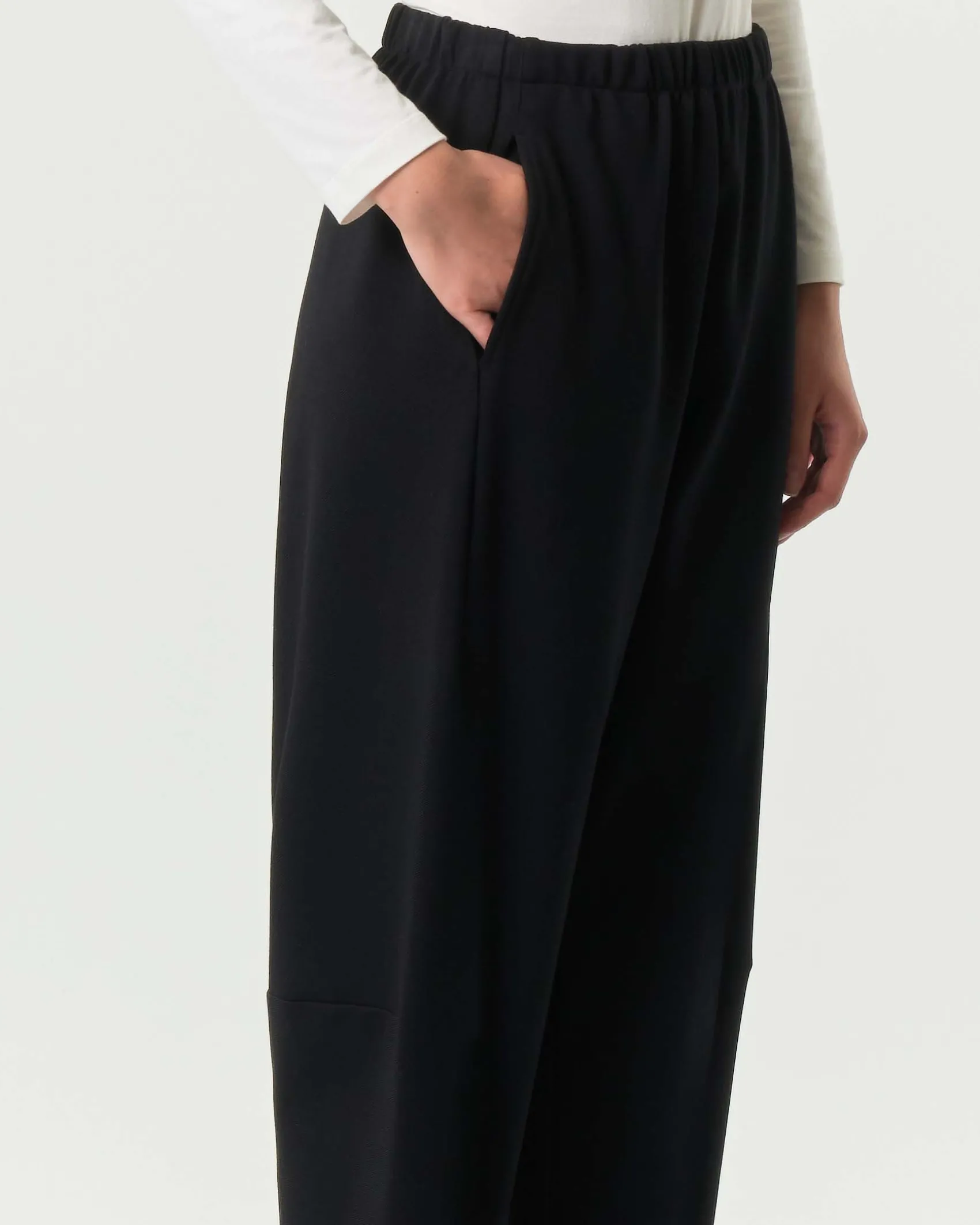 Pantaloni a pallocino Jurerê neri in tricot di misto viscosa stretch con elastico inserito in vita