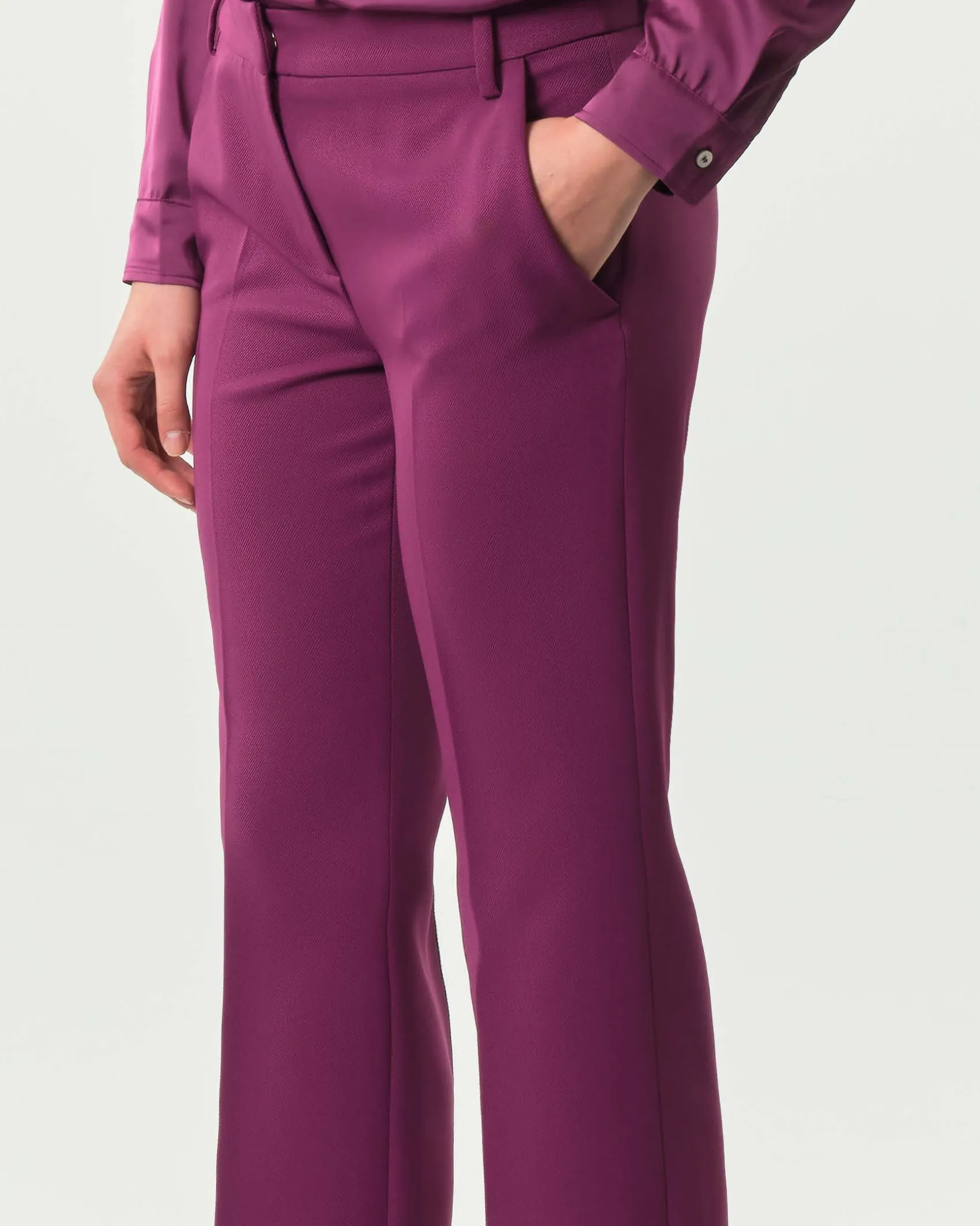 Pantaloni alla caviglia color ciclamino Emme Marella in tessuto diagonale stretch dalla linea a trombetta