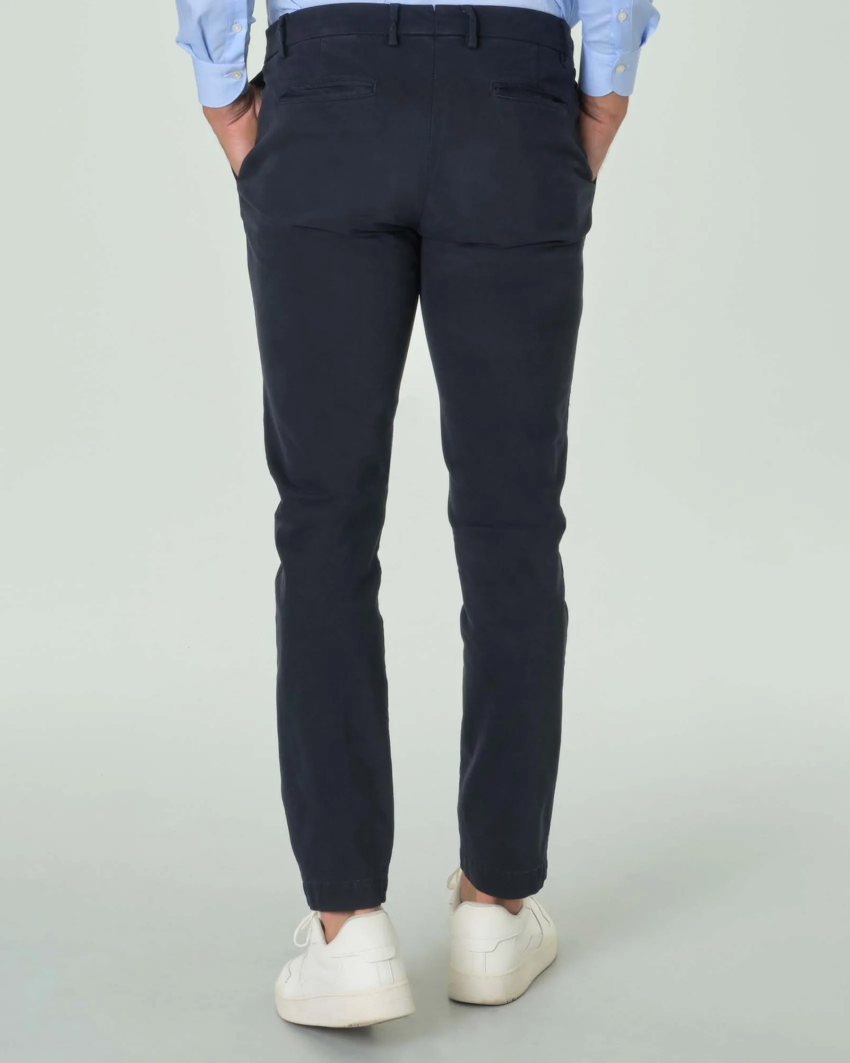 Pantaloni chino Ashki.i blu scuro in misto cotone e modal stretch