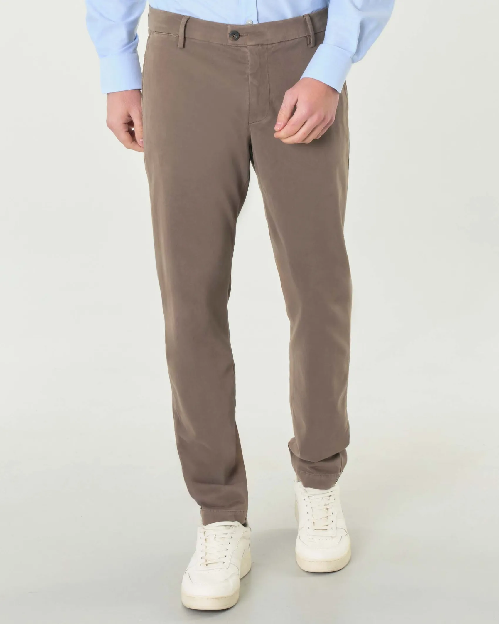 Pantaloni chino Ashki.i color fango in misto cotone e modal stretch
