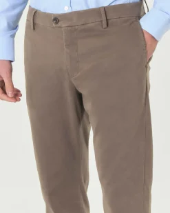 Pantaloni chino Ashki.i color fango in misto cotone e modal stretch