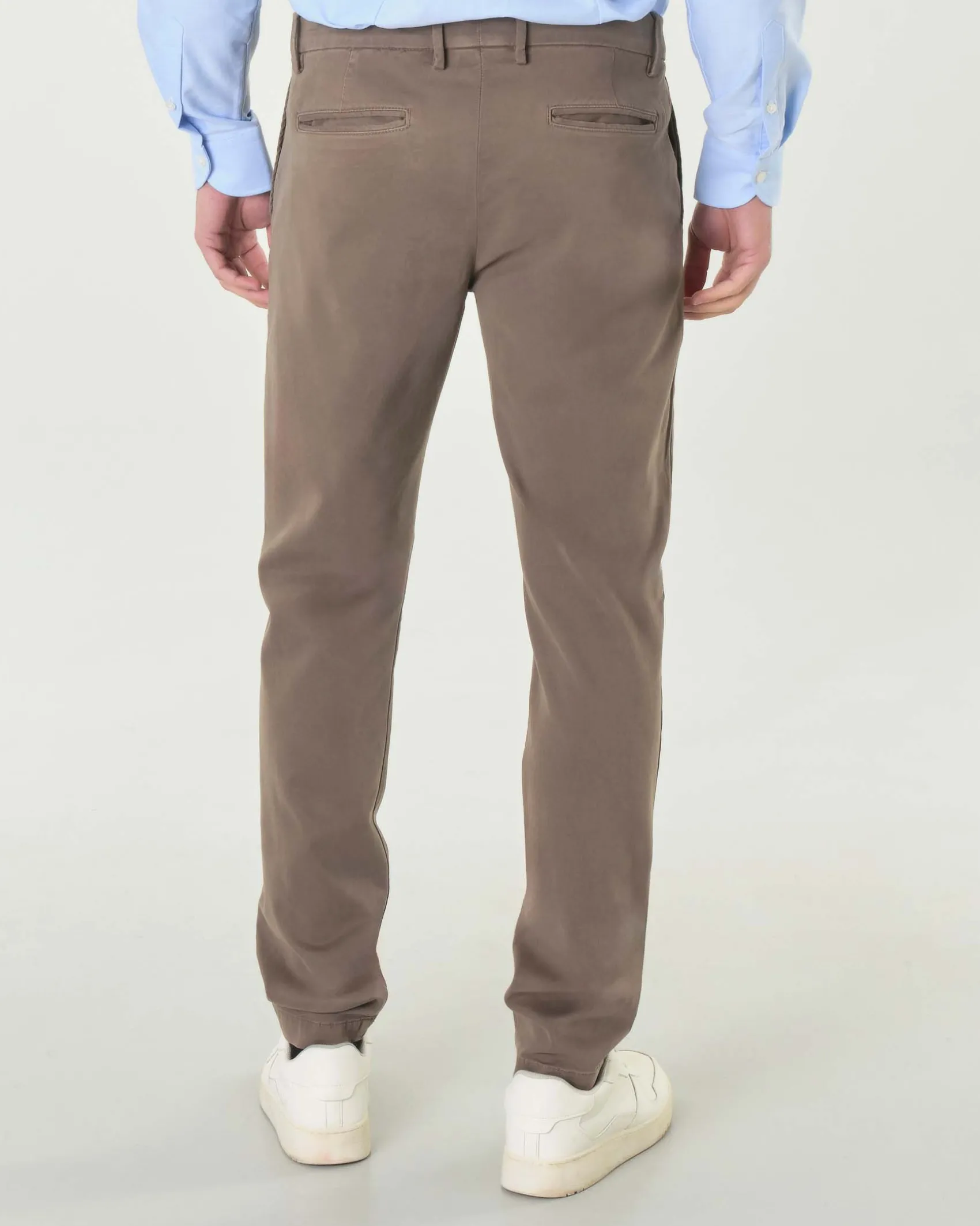 Pantaloni chino Ashki.i color fango in misto cotone e modal stretch