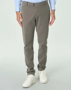 Pantaloni chino Ashki.i color fango in tessuto diagonale di misto cotone e modal stretch