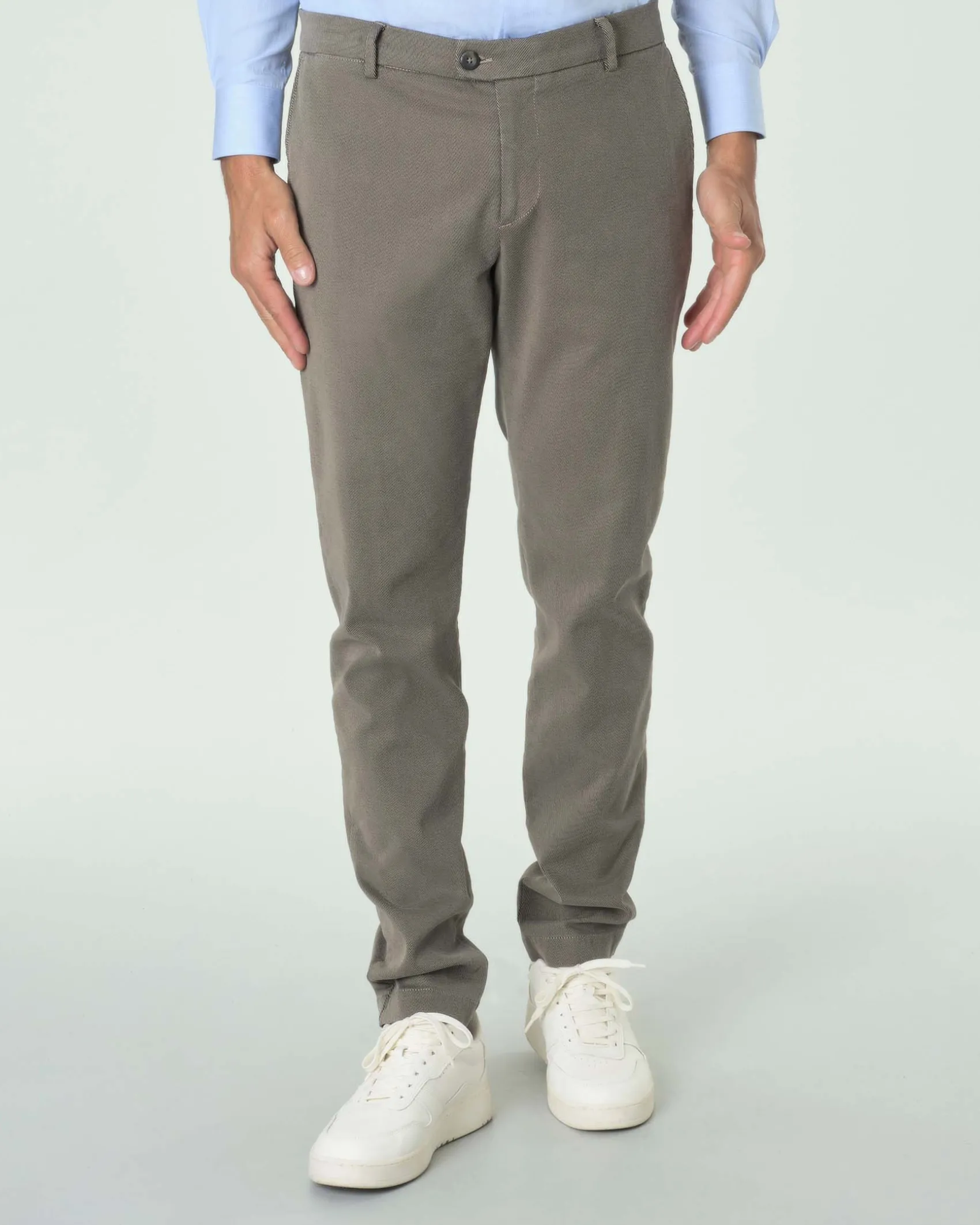 Pantaloni chino Ashki.i color fango in tessuto diagonale di misto cotone e modal stretch