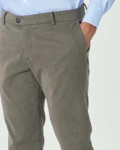 Pantaloni chino Ashki.i color fango in tessuto diagonale di misto cotone e modal stretch