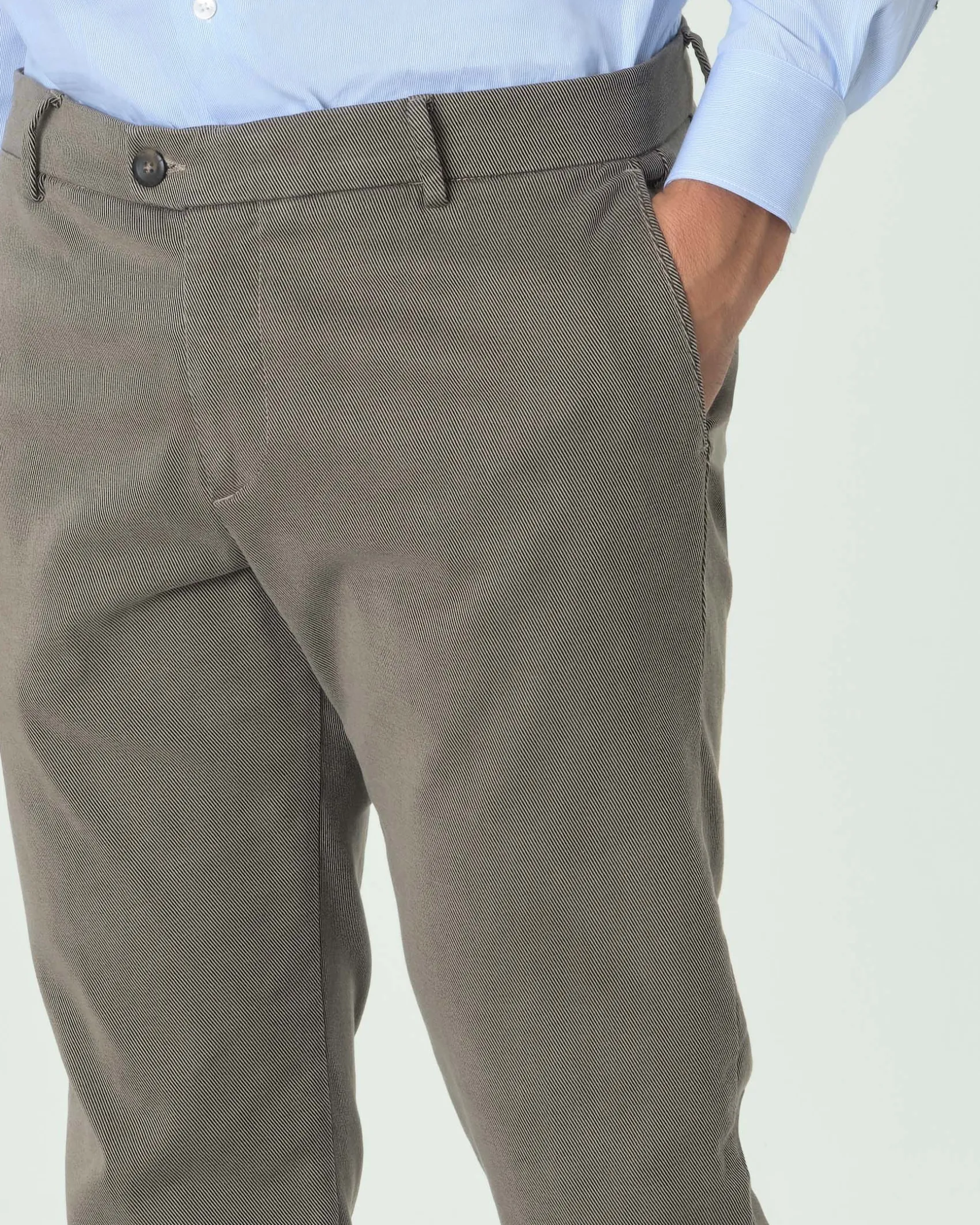 Pantaloni chino Ashki.i color fango in tessuto diagonale di misto cotone e modal stretch