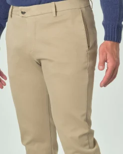 Pantaloni chino Ashki.i sabbia in tricotina di cotone stretch