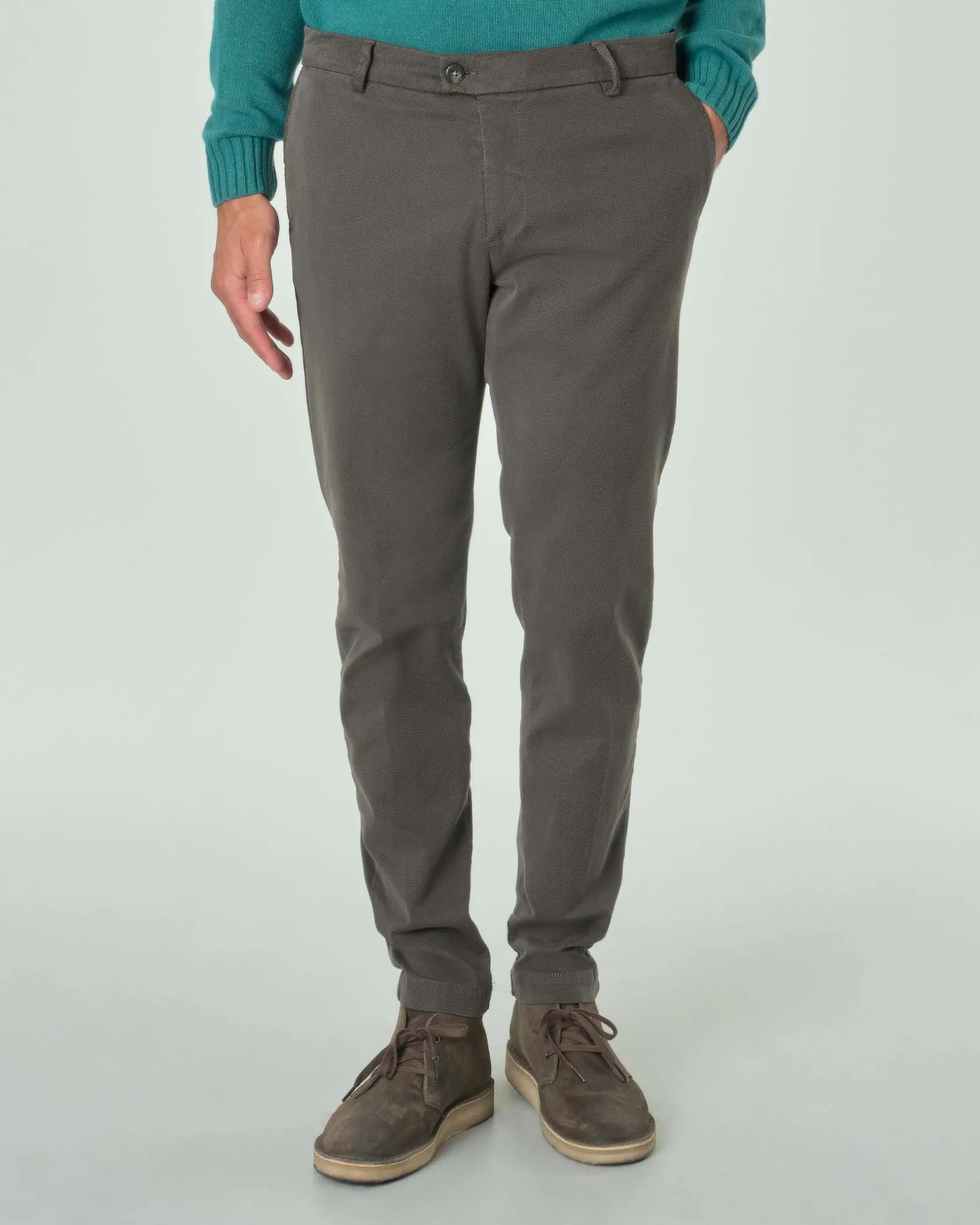 Pantaloni chino Ashki.i verde militare in tessuto diagonale di misto cotone e modal stretch