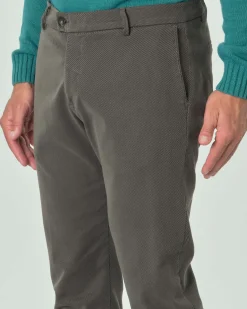 Pantaloni chino Ashki.i verde militare in tessuto diagonale di misto cotone e modal stretch